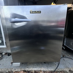 Traulsen 27'' Undercounter Cooler UHT27-R