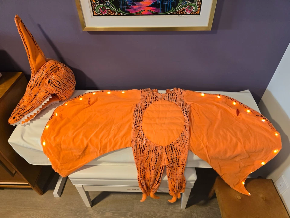 Fantasia de Halloween Pottery Barn Kids pelúcia luxo iluminar pterodáctilo quente 3T - Imagem 2 de 4