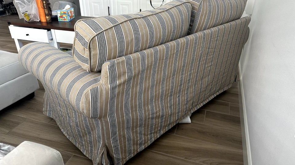 SOFÁ UPPLAND IKEA, sofá a rayas, estado nuevo, necesita venderlo lo antes posible Foto 3 de 4