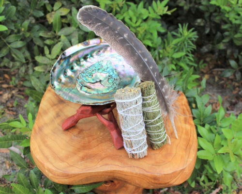 Coquille d'ormeau, support en bois, bâtons de souillure bleu et cèdre sauge plumes et directions - Photo 1 sur 10
