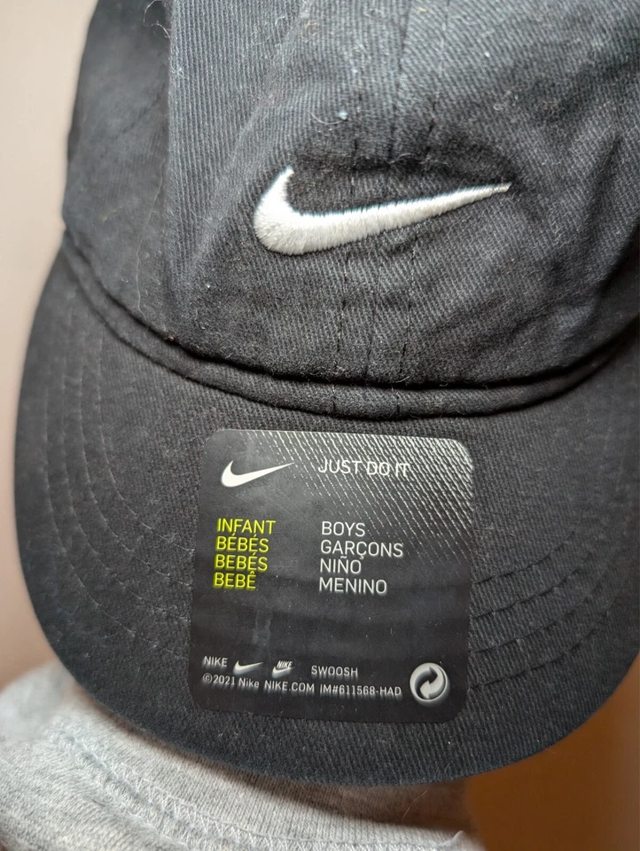 Gorra de béisbol Nike Swoosh para niños pequeños/niños pequeños ajustable con correa negra Foto 2 de 4