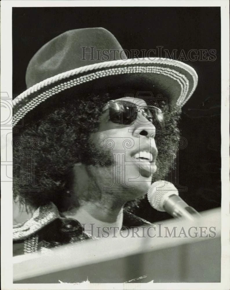 1973 Press Photo Sly Stone leads Family Stone in hosting "Midnight Special," NBC - 画像1/2