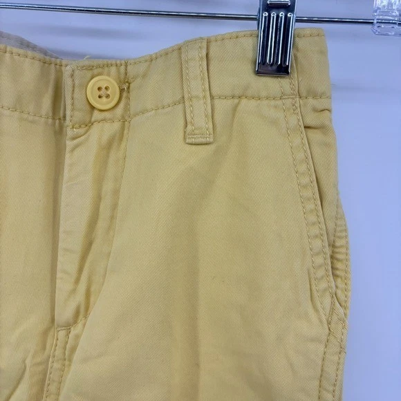 Pantalones Cortos Informales GAP Niños Sarga Amarilla Frente Plano Calce Regular Foto 2 de 4