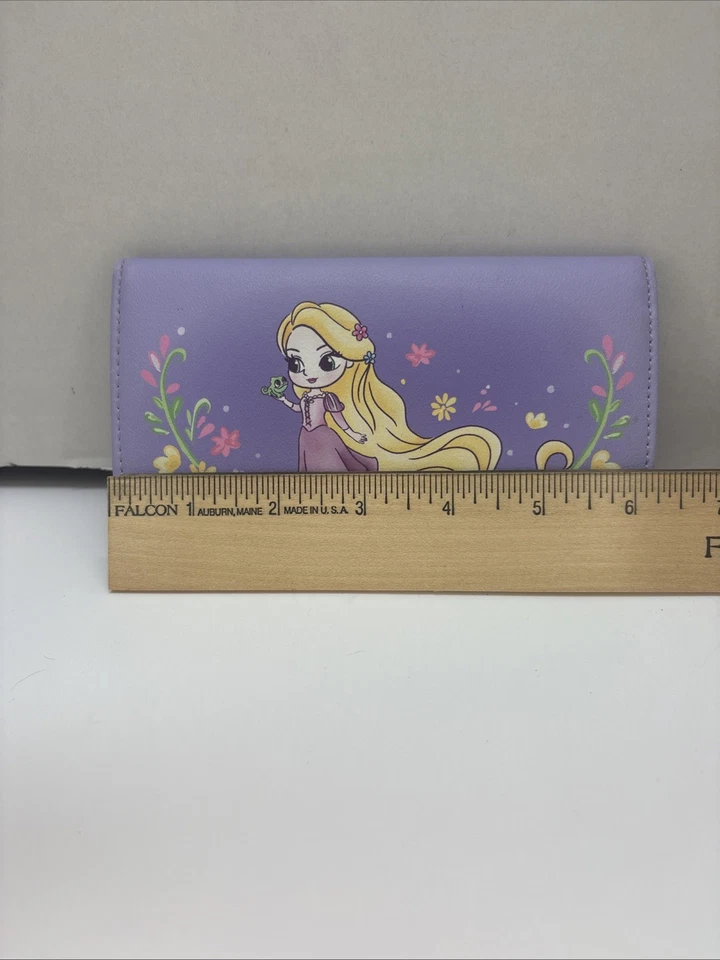 Cartera Disney Loungefly Tangled Rapunzel Chibi lavanda solapa triple  Foto 2 de 4
