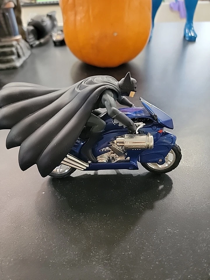 DC Comics Batman Batcycle Figure Corgi 2000 blue metal 6” diecast - Image 3 of 4