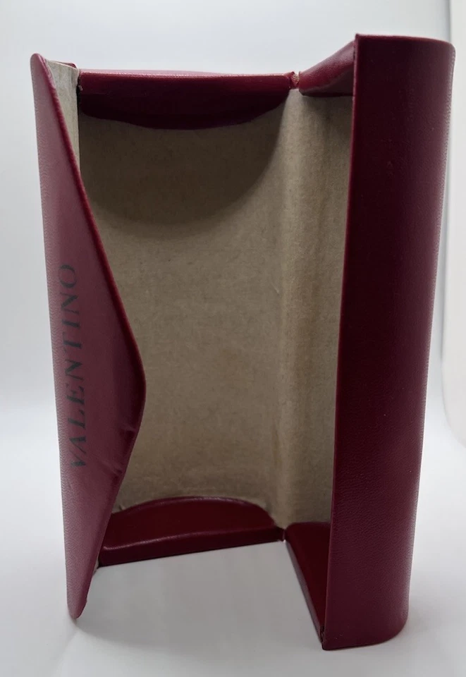 De colección. Estuche rígido para gafas de sol Valentino rojo con cierre magnético de cuero Foto 3 de 4