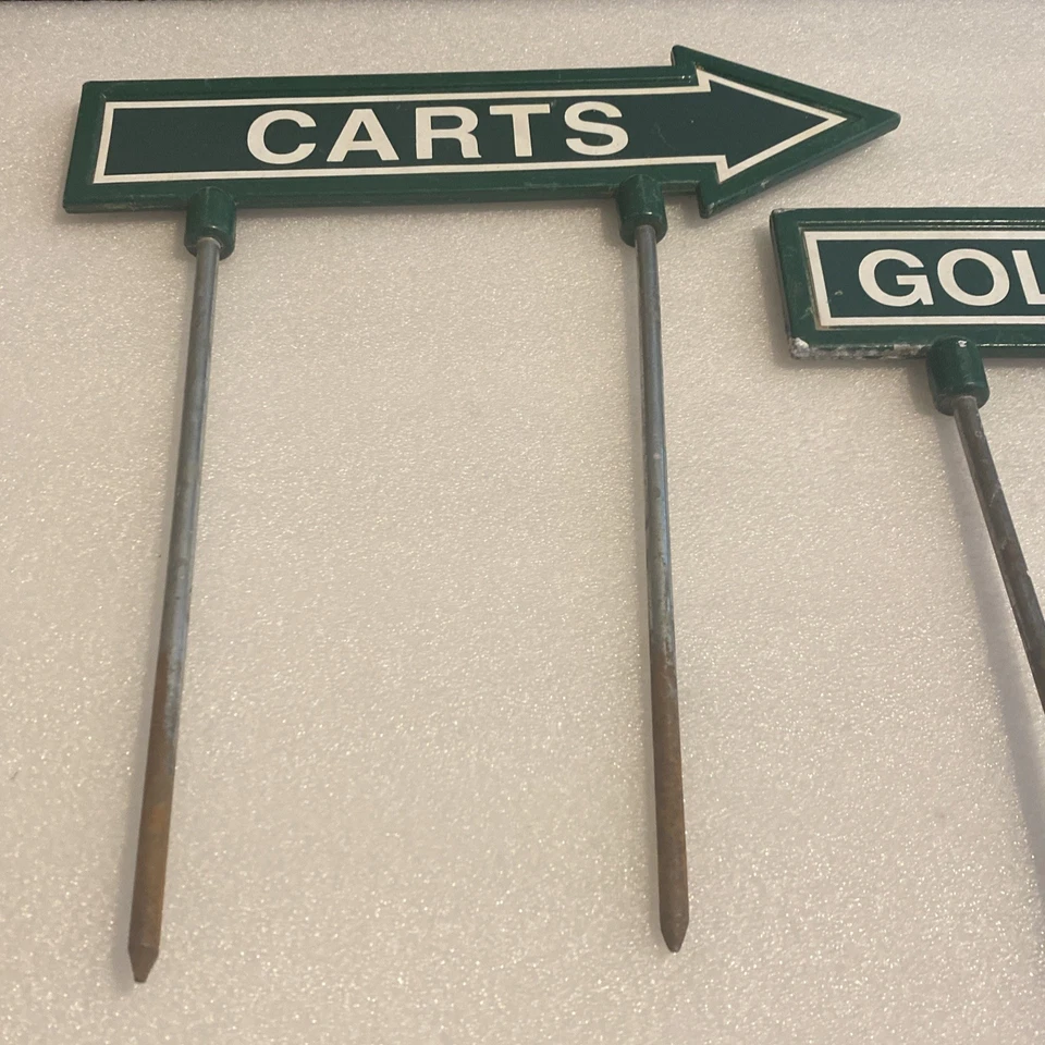 LOTE DE 2 CARRINHOS DE CAMPO DE GOLFE VINTAGE PLACAS DE FLECHA DE METAL CARRO CADDY CLUB HOUSE - Imagem 2 de 4