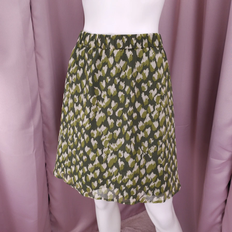 Falda para mujer Banana Republic verde a lunares de gasa elástica línea A mediana Foto 2 de 4