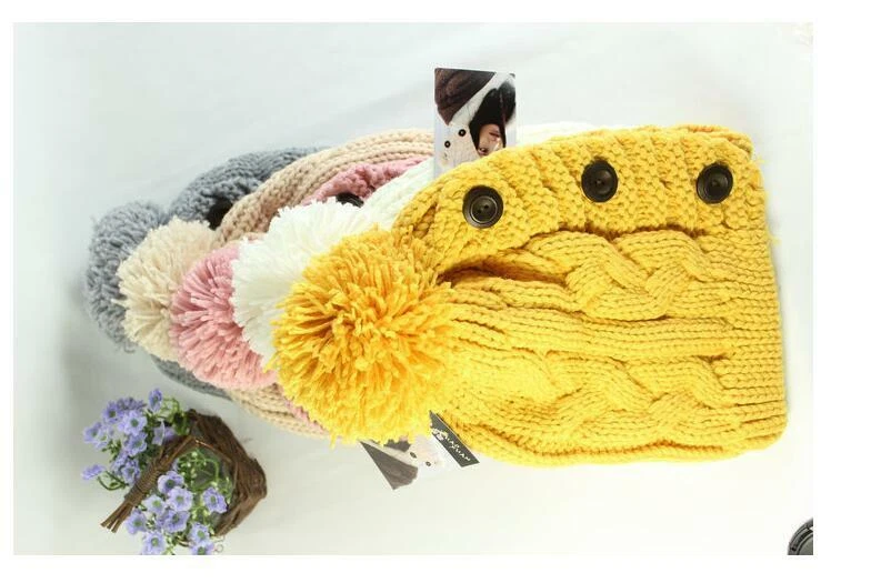 Lindos sombreros de esquí cálidos de lana tejida de invierno para mujer con tres botones  Foto 2 de 4