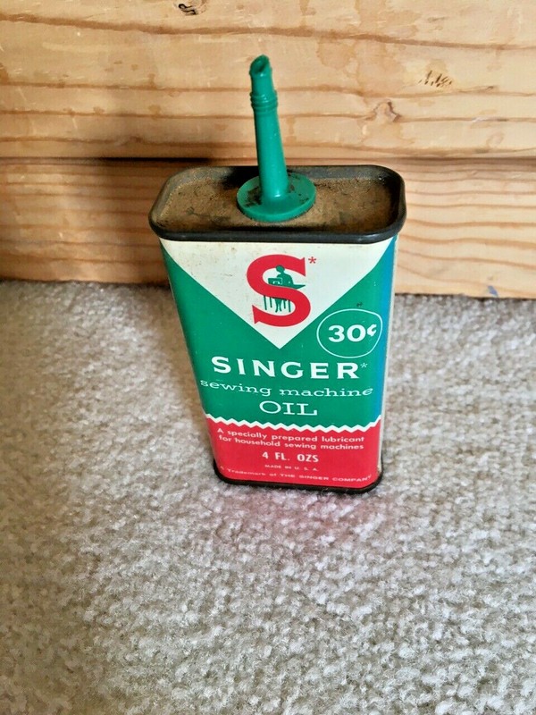 RARE VINTAGE TIN SINGER SEWING MACHINE OIL CAN 4 OZ 1960s 30 CENTS NEAR PERFECT