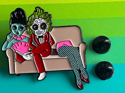 Beetlejuice Figuren sitzen auf einem Sofa Pin Anstecker. Beetlejuice Film.