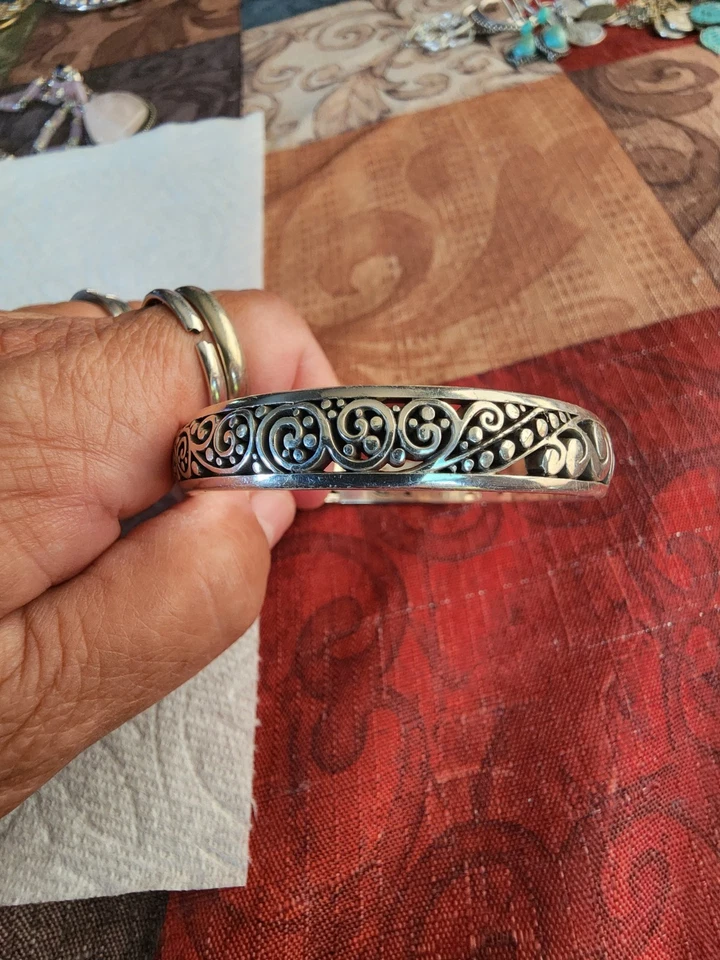 Brazalete Brazalete Brighton Pergaminos Ornamentados Ovalados Deslizables Uno Tono Plateado Desgazamiento  Foto 2 de 3