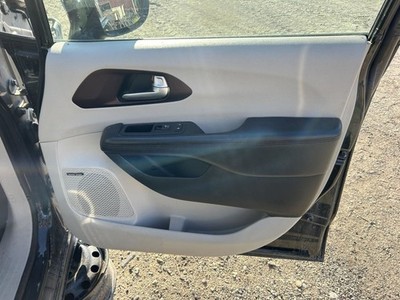 PACIFICA  2017 Front Door Trim Panel 572416