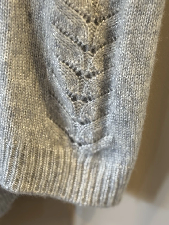 Suéter Tejido Hombro Descubierto Gris Mercado Negro Casa Blanca con Detalle de Lentejuelas Talla. M Foto 4 de 4