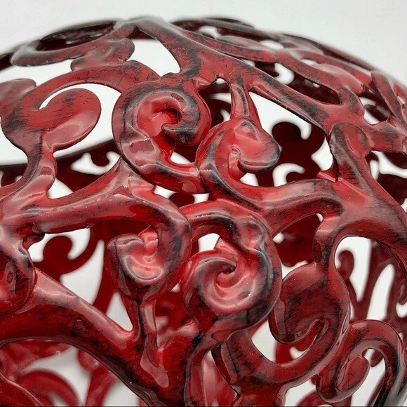 Candelabro orbe de desplazamiento de metal rojo con negro Foto 2 de 4