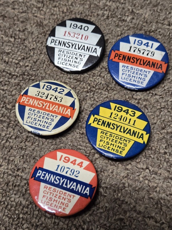 VINTAGE FISHING LICENSE PA BUTTONS 5 YEARS IN SEQUENCE.