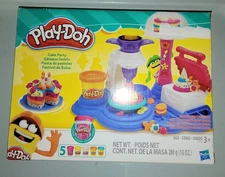 Play-Doh Cake Party Playset  Pretend Food Kids Toy Brand NEW 