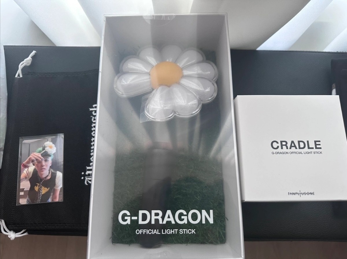 G-DRAGON Ubermensch Official Light Stick w/Photo Card Bag & Cradle