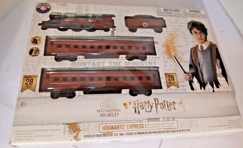 Lionel Harry Potter Hogwarts Express 28-Piece Train Set (Battery Powered)