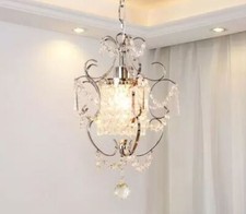 Lampadario in cristallo montato su elegante telaio in metallo verniciato cromato