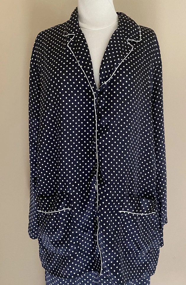 Conjunto de pijama de satén Cacique Paris azul marino con lunares blancos para mujer mediano Foto 2 de 4