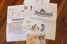 Banksy signed tenner & Dismaland stamp + Original postcard 2015 from WSM Lils130