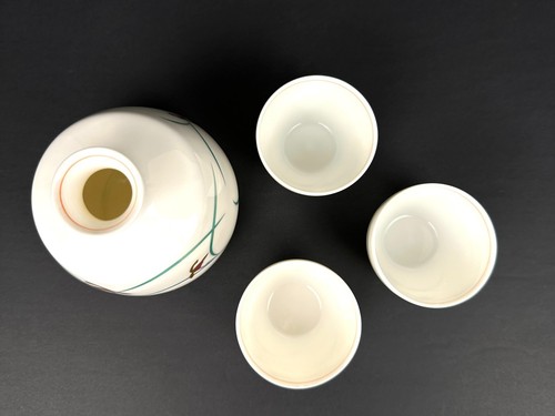 Koransha Sakeware Set Koransha Sake Set Bottle and Cups Porcelain Made in Japan - Picture 4 of 5
