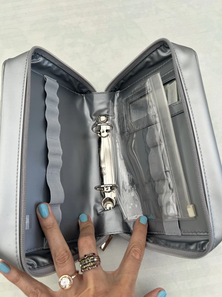 Agnes B Bolsa de Maquillaje Encuadernador Clips Porta Cepillo Plateado Foto 2 de 4