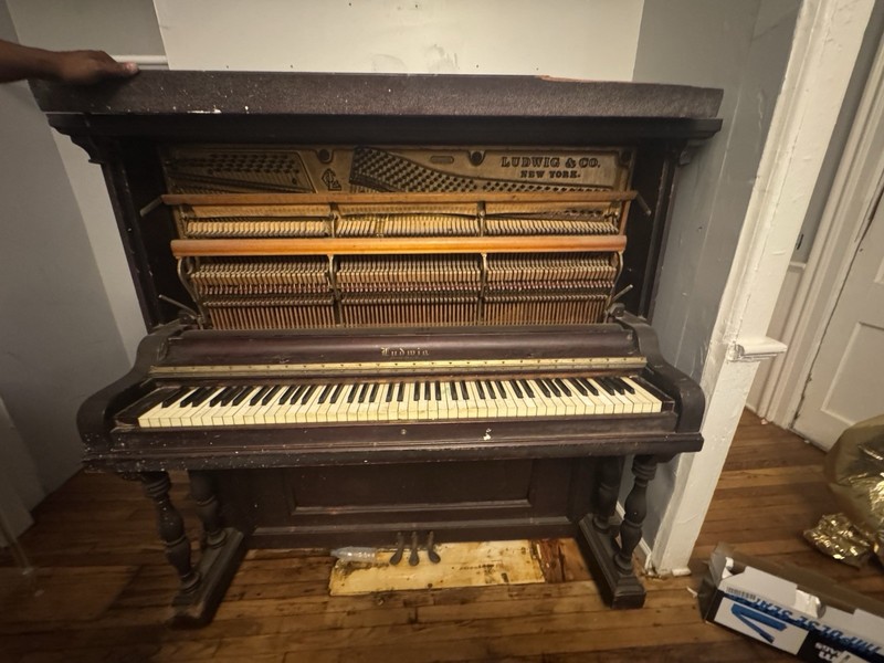 Ludwig New York Upright Piano 88 Keys Mahogany Finish Brown 3 Pedals 1800s-1900s