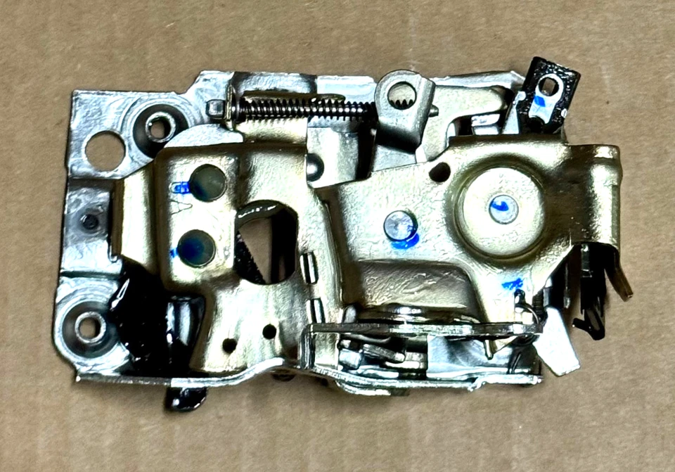 Оригинальная защелка для передней пассажирской двери GM Chevy/GMC C1500, C2500, C3500 #16631626 - Изображение 3 из 4