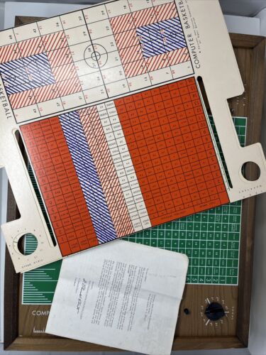 Computadora electrónica de datos de fútbol americano 1972 5 en 1 con manual, todos los insertos, sin probar - Imagen 1 de 18