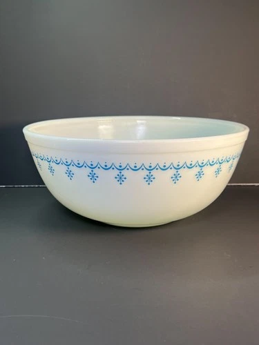 Vintage PYREX “Snowflake Garland” White #404 4 Qt Nesting Mixing Bowl