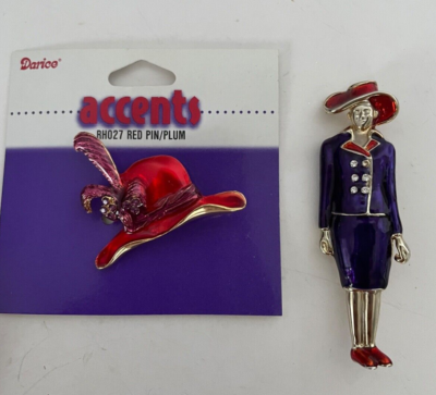 Broche / Pin 'Red Hat' Pour Dames - Couleur Violette En Résine, Neuf Sans Emballage