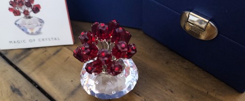 Swarovski Crystal: SCS 15th Anniversary Vase of Red Roses - Picture 3 of 4