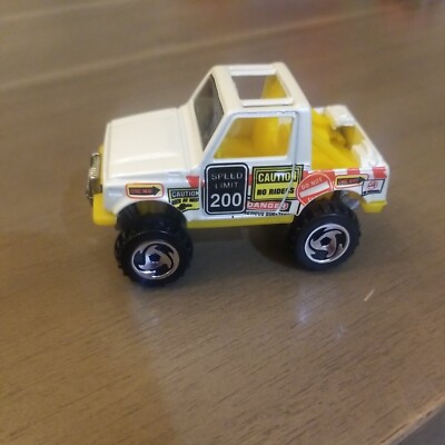 Hot Wheels Suzuki Samurai White w/Street Signs Street Roader 1/64