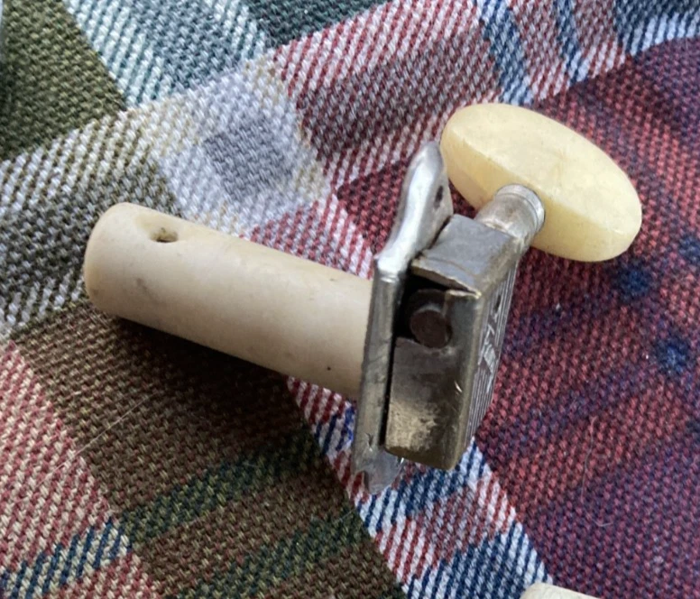 Одинарный винтажный нейлоновый/классический гитарный тюнер Framus, басовая сторона, пластиковая стойка - Изображение 3 из 4