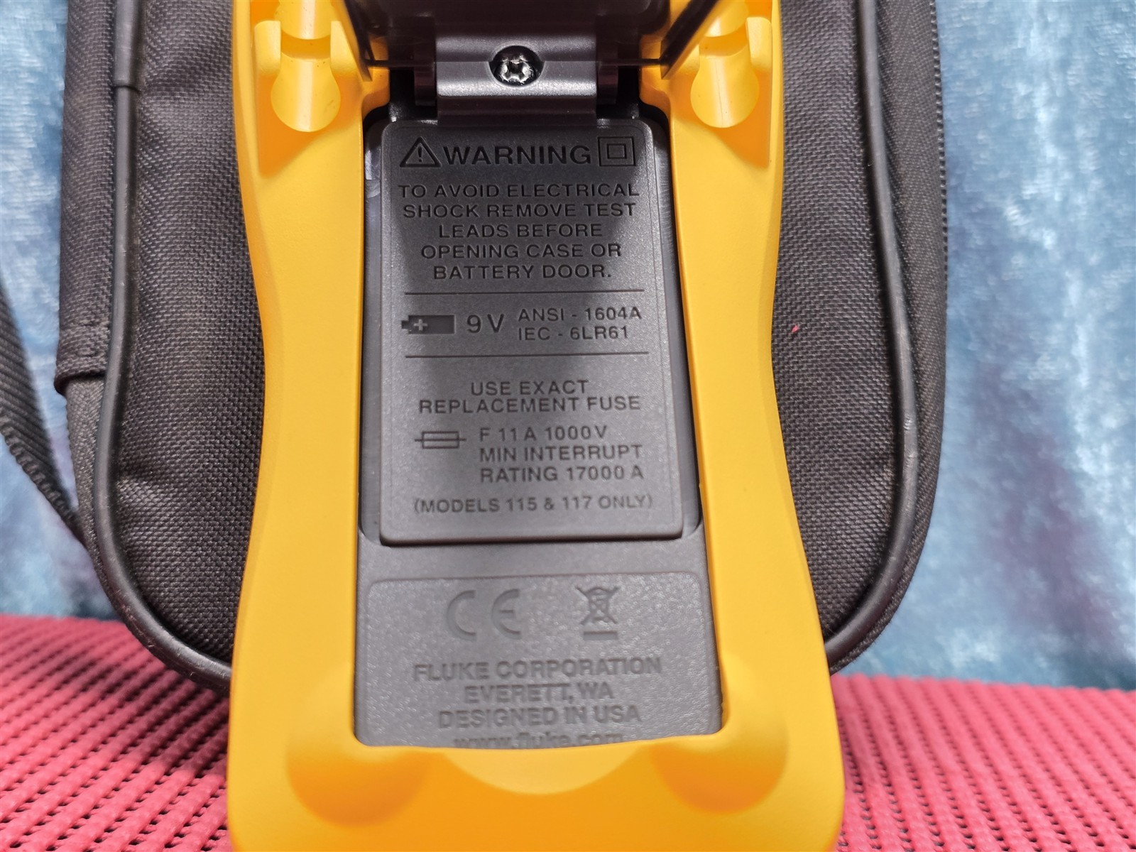 FLUKE 117 TRUE RMS MULTIMETER W/ CASE AND LEADS 