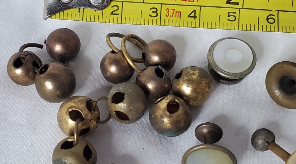 LOTE VINTAGE DE TACHUELAS CAMISAS MADREPERLA Y BOTONES REDONDOS LATÓN TONO DORADO Foto 4 de 4