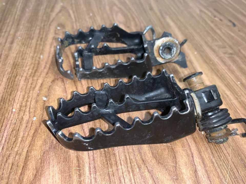 Yamaha YZ250F 2002 97-20 OEM ESTRIBERAS REPOSAPIÉS REPOSAPIÉS BRAZO IZQUIERDO DERECHO Foto 4 de 4