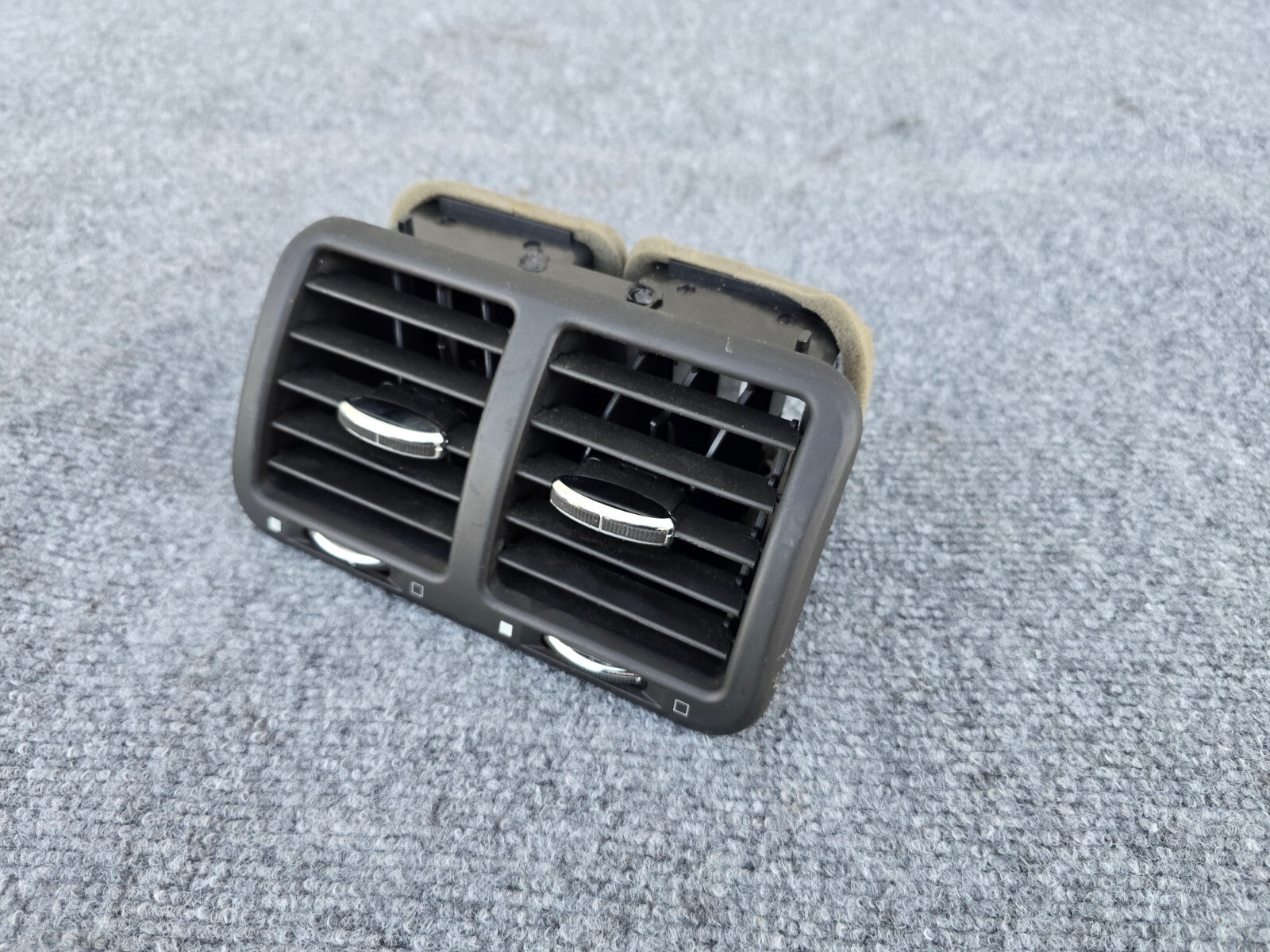 REAR CENTER CONSOLE HVAC AIR VENT ASSEMBLY 119k 08-19 MASERATI GRANTURISMO