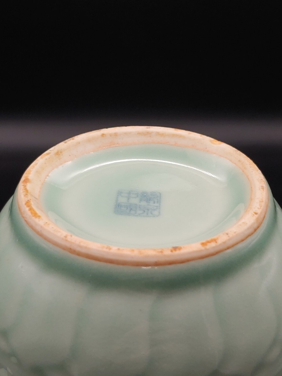 龙泉窑青瓷刻金鱼莲瓣纹茶壶Chinese Longquan Celadon Porcelain 龙泉窑青瓷刻金鱼莲瓣纹茶壶Chinese Longquan Celadon Porcelain
