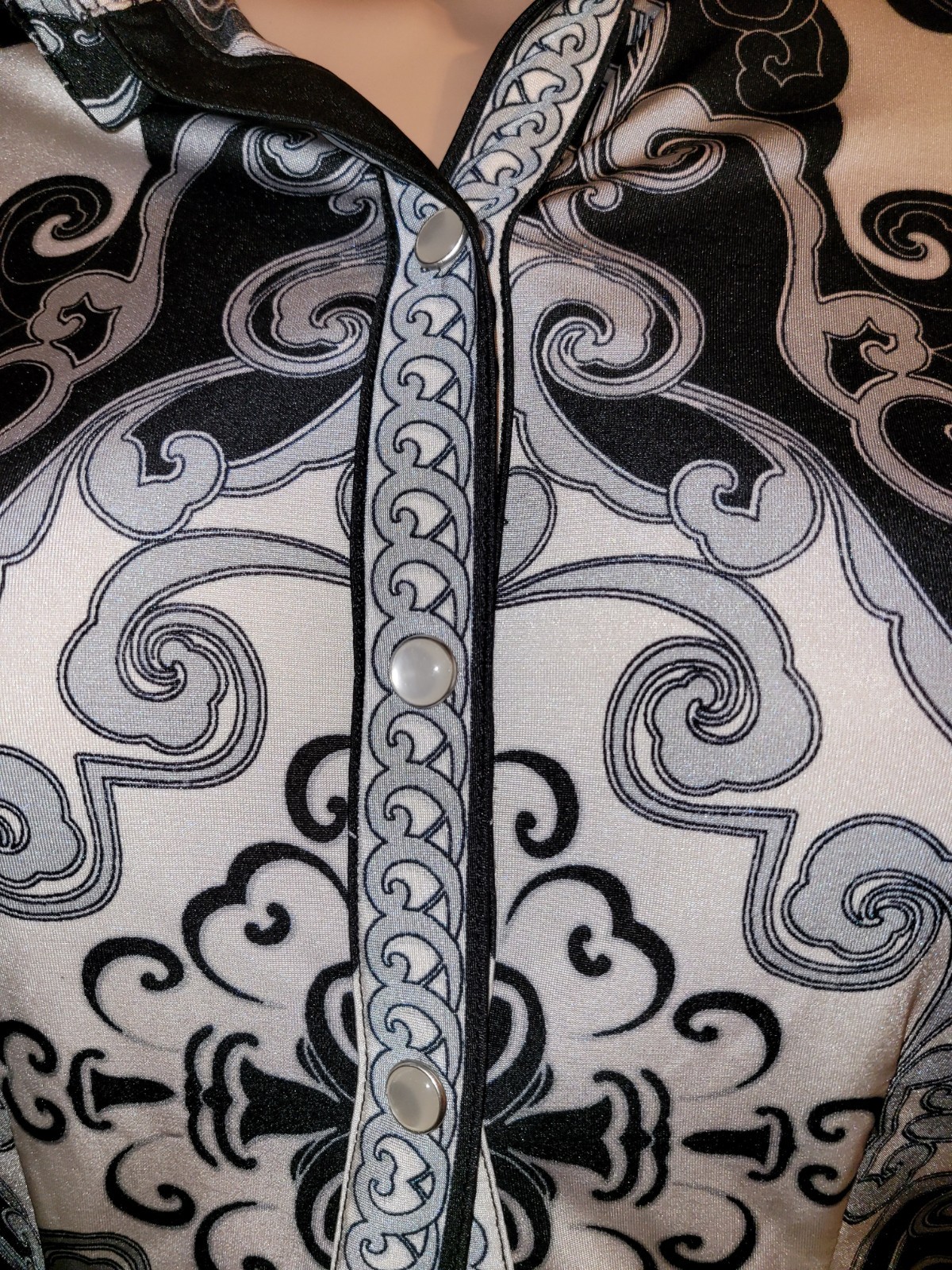 Cache Black And White Form Fitting Snap Button Sh… - image 9