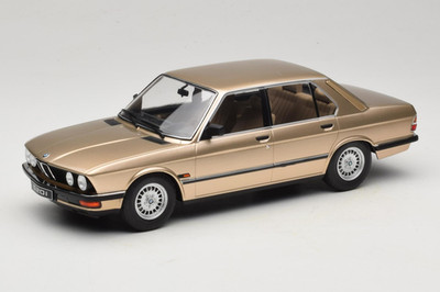 18CMC184 BMW 520i E28 Gold Metallic IXO 1/18