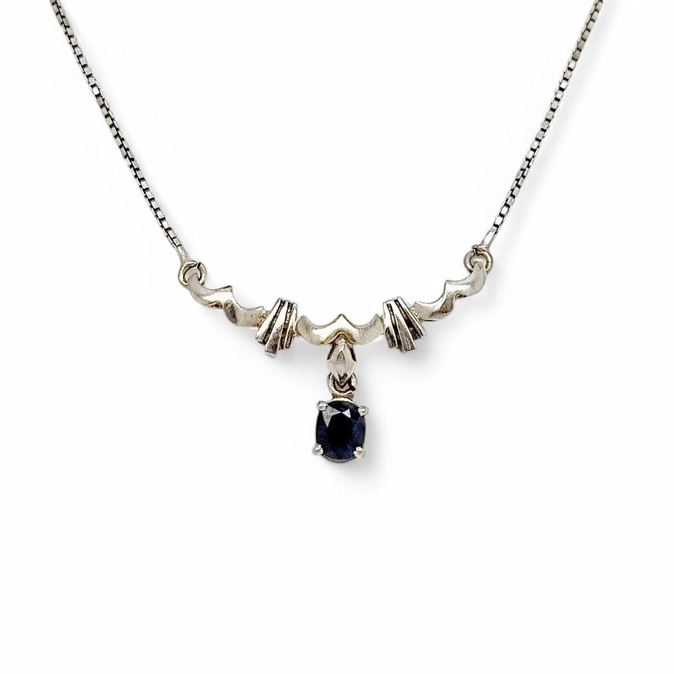 Collar Art Deco oro blanco 18ct zafiro, centro estriado y cadena caja, 0,5 ct Foto 2 de 4