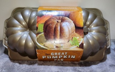 Williams-Sonoma Nordic Ware The Great Pumpkin Pan