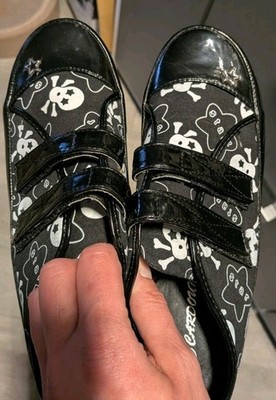 NEU Süße Schwarze Schuhe Mit Totenköpfen+ Sterne
