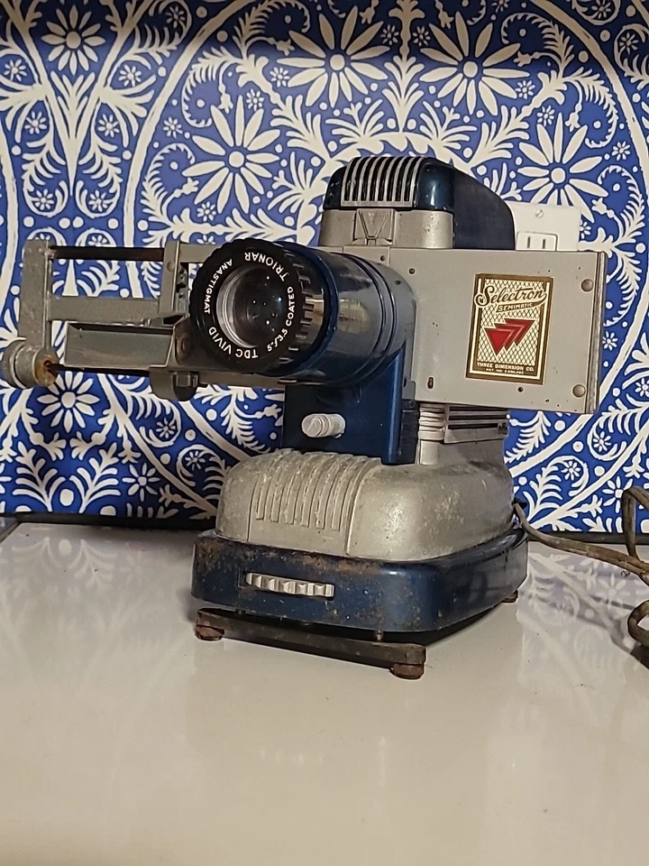 Proyector de diapositivas de colección con pantalla, TDC VIVID Mainlander 300 y líder radiante ver... Foto 2 de 4