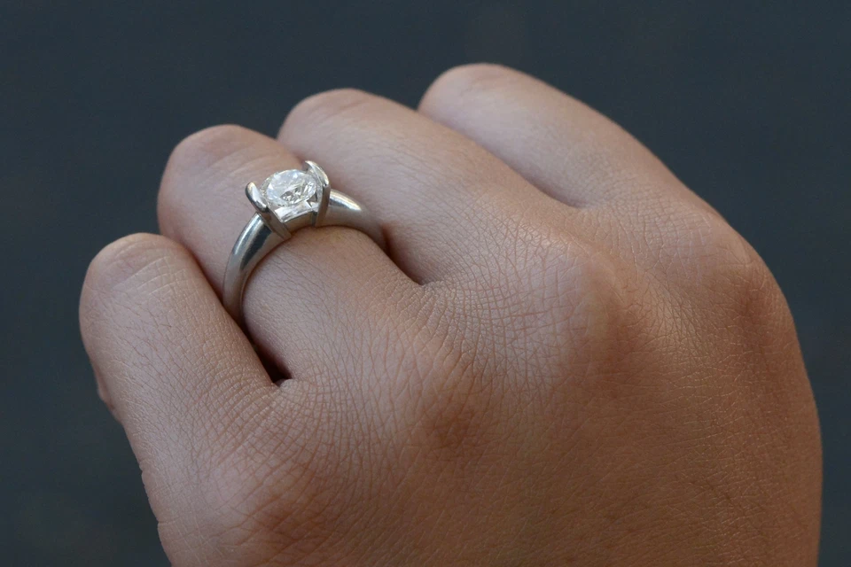 Anillo conjunto solitario de tensión de diamantes de 1 quilate certificado por Scott Kay IGI Foto 3 de 4