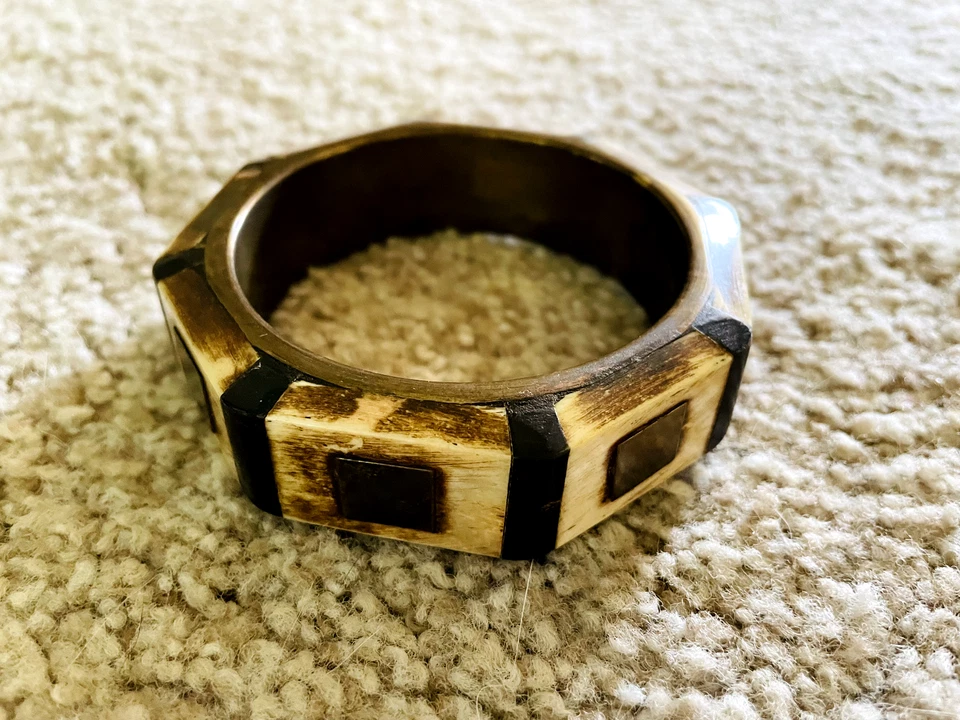 Brazalete brazalete antiguo de colección grueso con incrustaciones de latón tallado con cuerno de hueso joyería