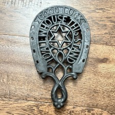 Vintage Black Cast Iron Footed Trivet Horseshoe Good Luck To All Who &hellip;